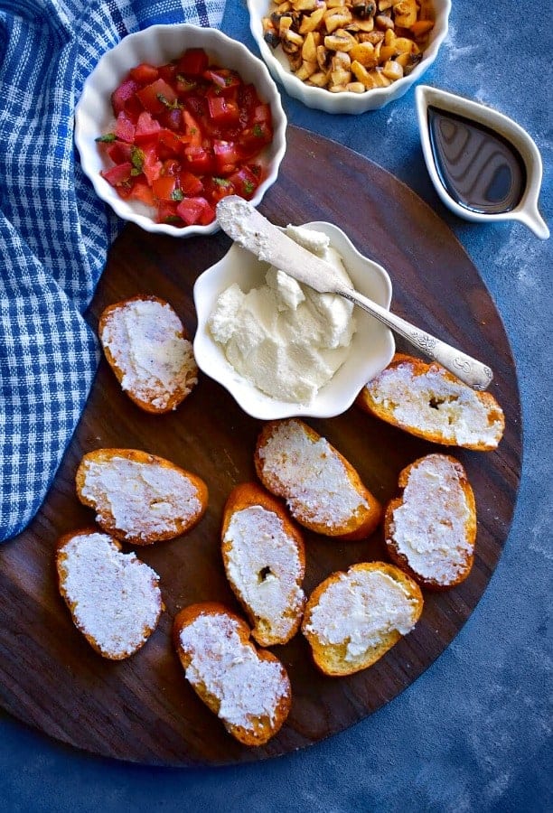 ricotta-mushroom-crostini