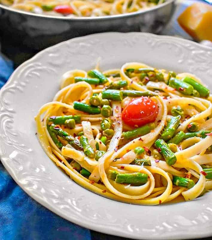 lemon fettuccine pasta with asparagus, peas and tomatoes