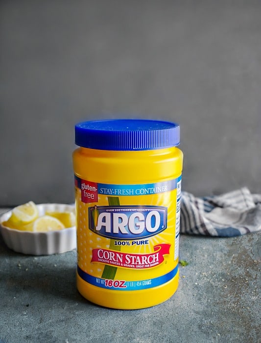 Round Argo Corn starch container on blue platform