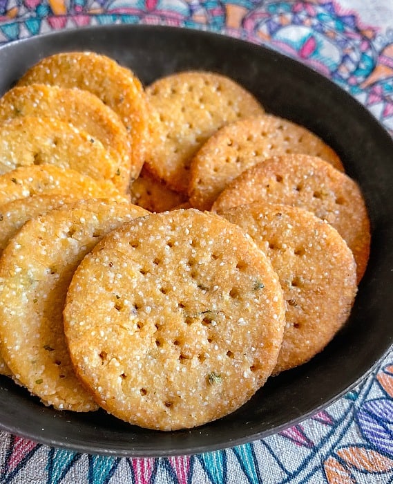 Crispy Methi Mathri